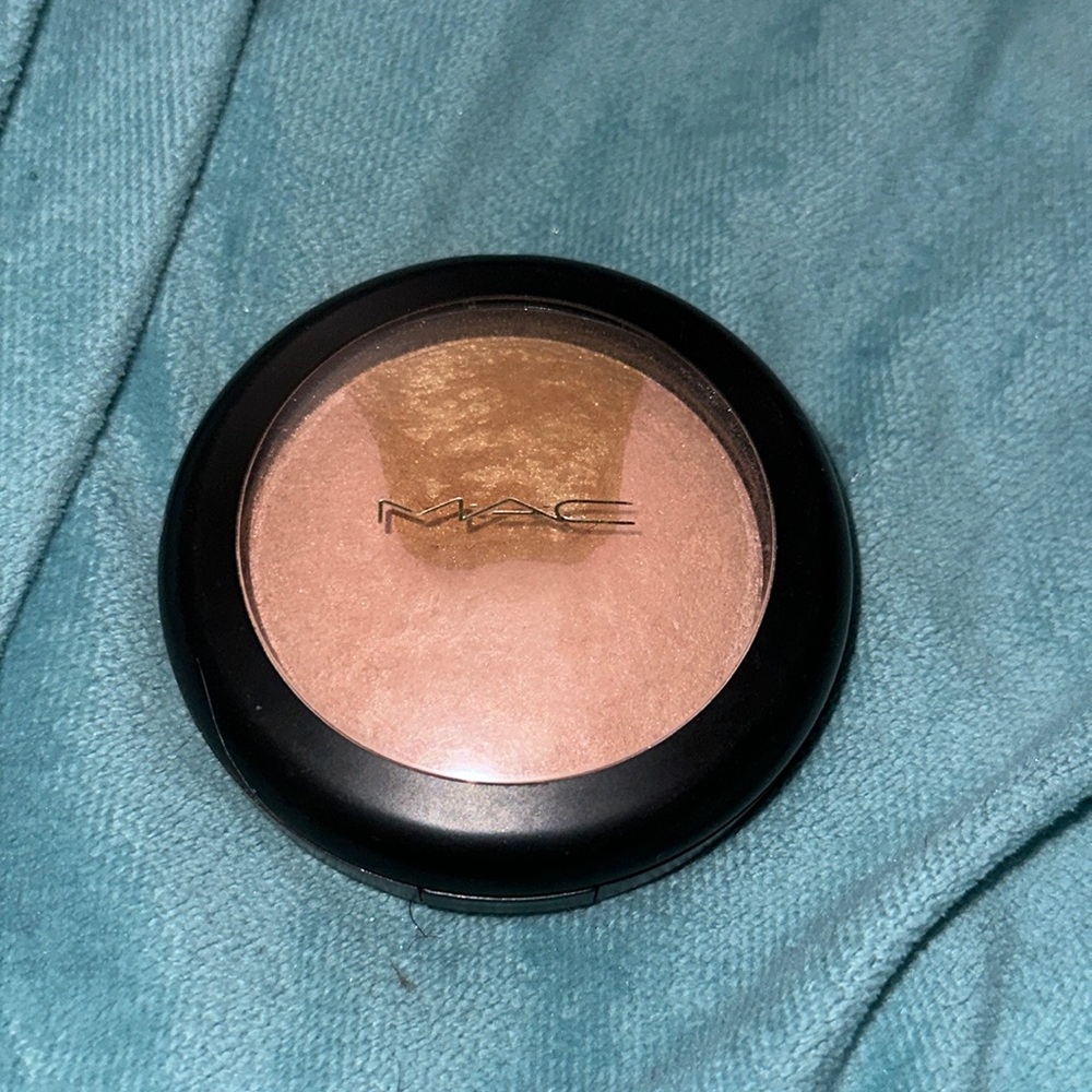 MAC Mineralize Skinfinish Centre Of Attention lightly used make offer